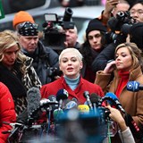 Rose McGowan sledovala znienho Weinsteina s vrazem zadostiuinn.