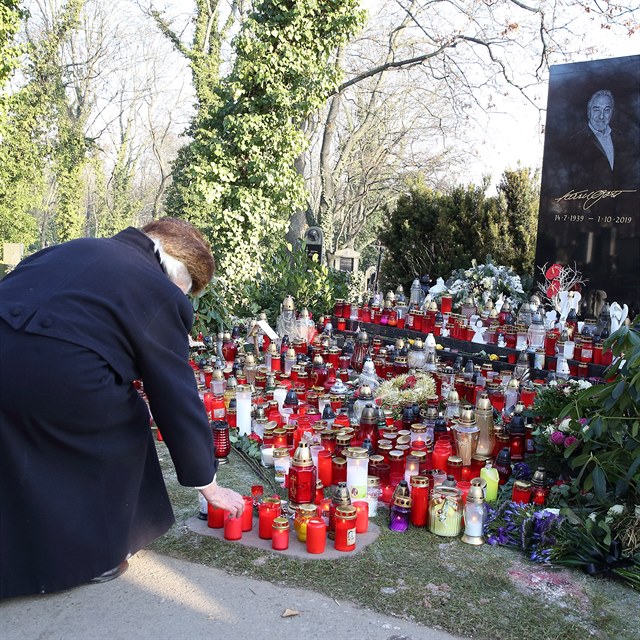 Okol hrobu Karla Gotta se po zsahu Ivany znovu pln svkami.
