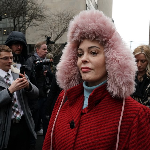 Rose McGowan sledovala znienho Weinsteina s vrazem zadostiuinn.