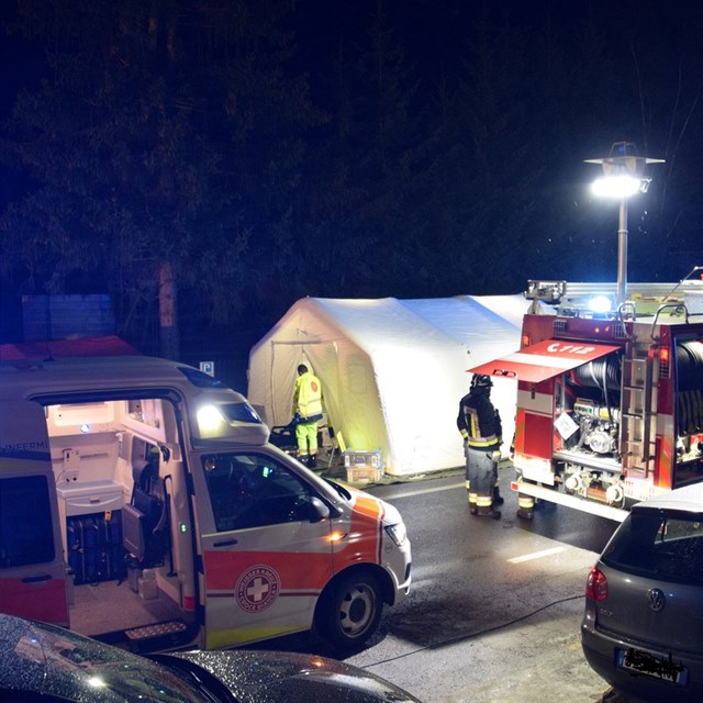 V noci na nedli v obci Lutago v Jinm Tyrolsku najelo osobn auto do skupiny turist. Na mst zahynulo est lid, zbylch jedenct bylo vn zranno.