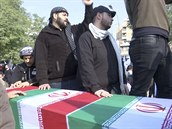 Lidé v Íránu protestují proti USA. Americká armáda zabila íránského vdce...