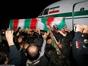 Davy truchlících lidí v erném se sely ve mst Ahváz na jihozápad Íránu na...