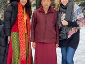 Lilia s bhútánským lamou Ashem. Vpravo novináka a fotografka Diana Mrazi.