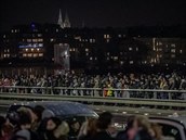 Kolem Nuselského mostu se tísnily tisíce lidí, které chtly vidt novoroní...