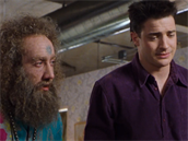 Joey Slotnick s Brendanom Fraserem ve filmu Doe, co se dá.