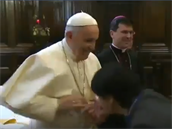 Pape Frantiek takto panicky uhýbal polibkm v italském kostele!