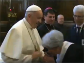 Pape Frantiek takto panicky uhýbal polibkm v italském kostele!