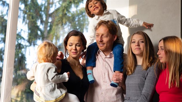 Lilia v náru�í s dcerou Isabelou. Karel s d�tmi z p�edchozích vztah� (na krku...