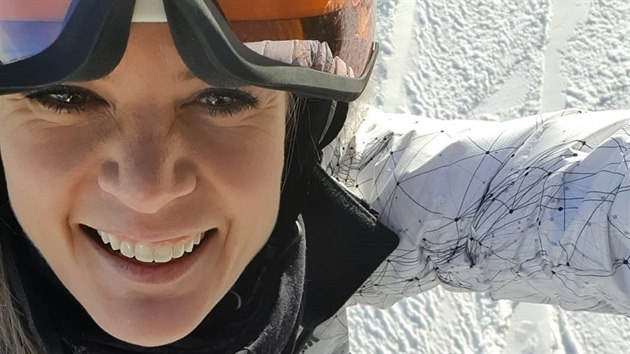 Iveta Lutovská brouzdá sjezdovky ve pindlerov Mlýn po boku dcery Anetky.