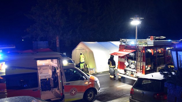 V noci na nedli v obci Lutago v Jiním Tyrolsku najelo osobní auto do skupiny...
