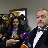 Obhájce Aleny Zsuzsové Štefan Neszméry hovoří s novináři před jednací síní...