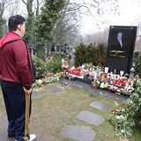 Timo Tolkki u hrobu Karla Gotta