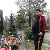 Timo Tolkki u hrobu Karla Gotta