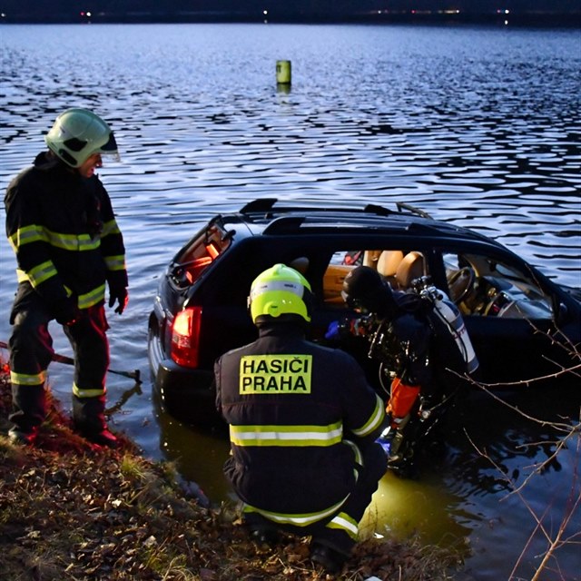 Policist vythli auto ze dna eky.