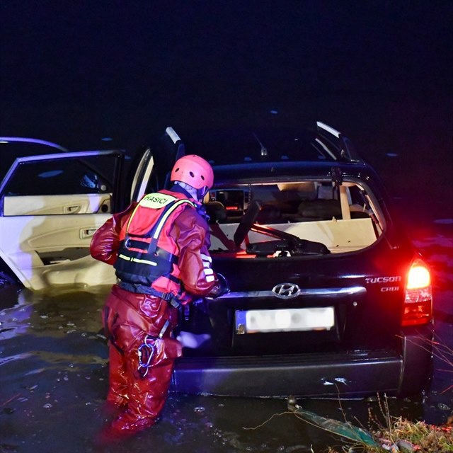 Policist vythli auto ze dna eky.