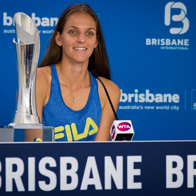 Karolna Plkov na tiskov konferenci po triumfu v Brisbane.