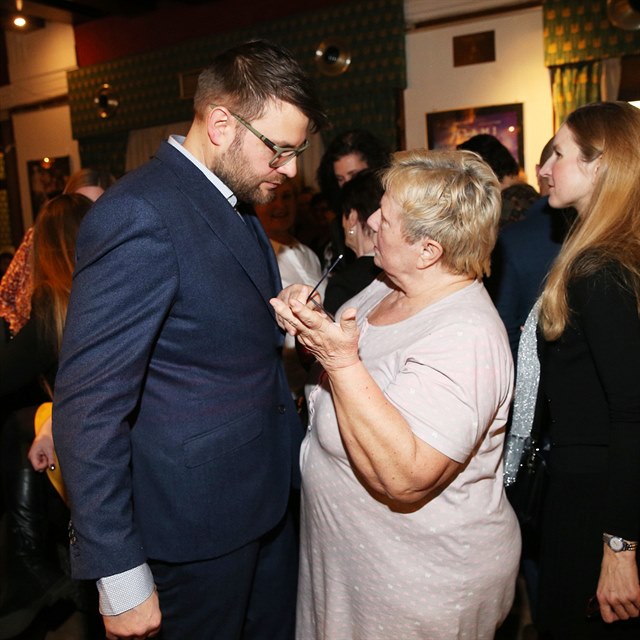 ��a �taidlov� dorazila na premi�ru dokumentu o Karlu Svobodovi v no�n� ko�ili a ztropila skand�l.