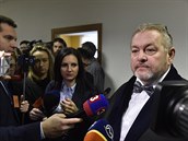 Obhájce Aleny Zsuzsové tefan Neszméry hovoí s novinái ped jednací síní...