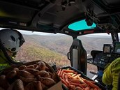 Australané shazují zeleninu z letadel, aby nakrmili hladovjící zvíata.