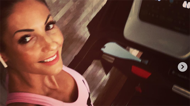 Baro�ova man�elka velmi �asto cvi�í.