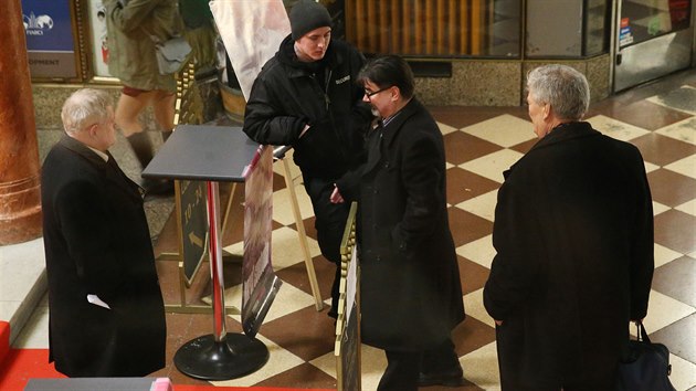 Milan Rokytka se pokou�el dobýt na slavnostní premiéru dokumento o Karlu...
