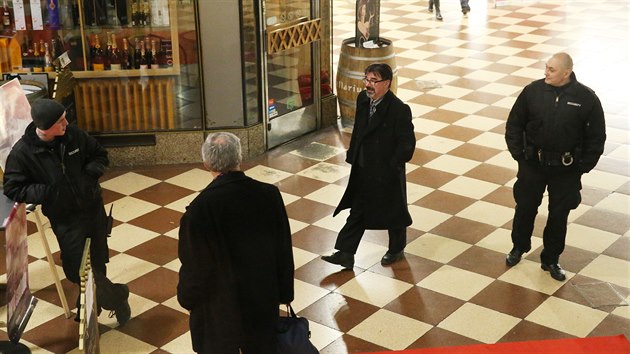 Milan Rokytka se pokou�el dobýt na slavnostní premiéru dokumento o Karlu...