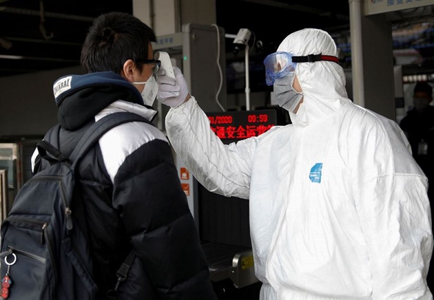 Koronavirus má v Číně už desítky obětí. První nemocní se objevují už i v Evropě.