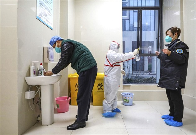 Koronavirus má v Číně už desítky obětí. První nemocní se objevují už i v Evropě.