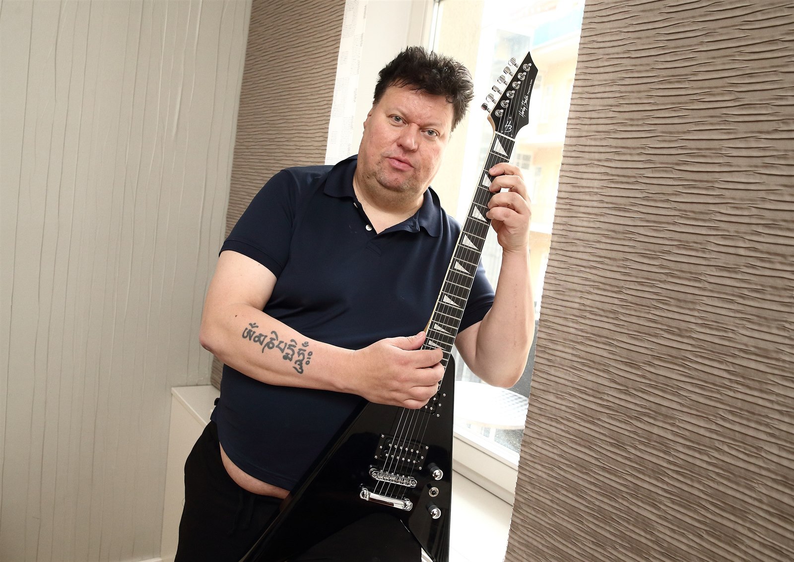 Timo Tolkki dostal novou kytaru a nápad: Složím pro Karla a Dominiku ...