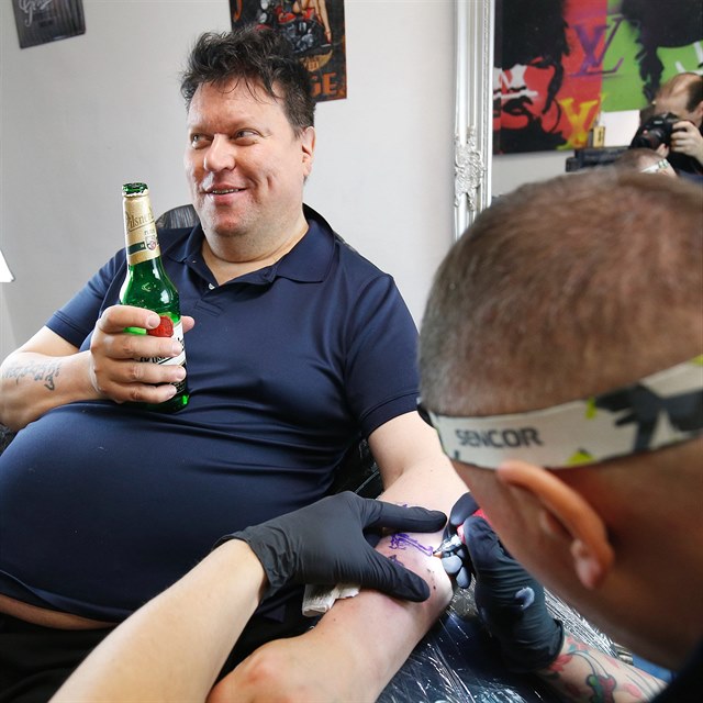 Timo Tolkki v tetovacm salonu