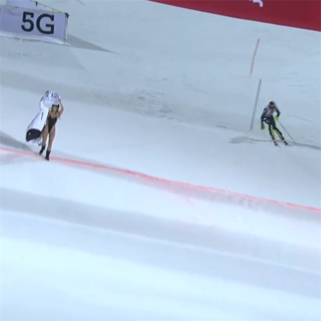 Divačka narušila závod slalomu mužů.