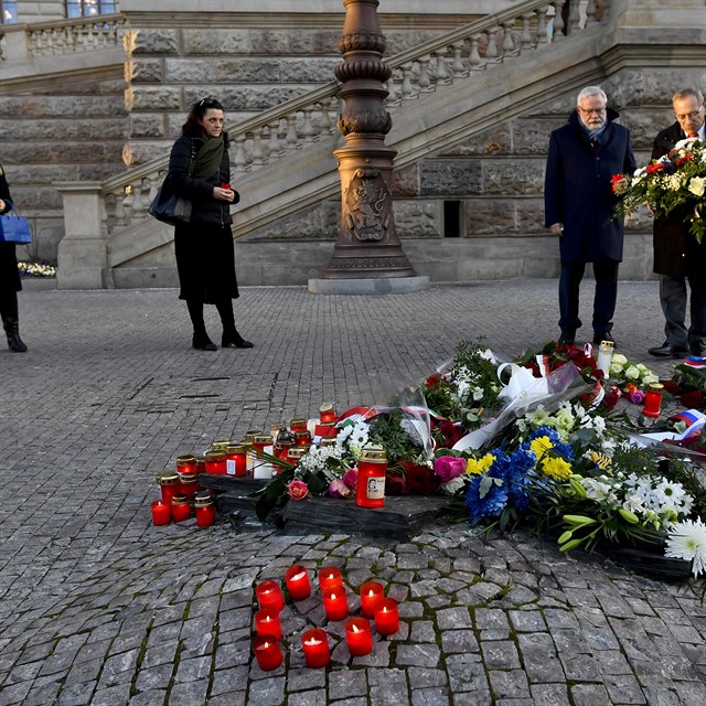 Pedseda Sentu Jaroslav Kubera (vpravo) a mstopedseda Sentu Ji Oberfalzer (druh zprava) poloili 16. ledna 2020 kvtiny u pamtnku Jana Palacha ped budovou Nrodnho muzea na Vclavskm nmst v Praze.