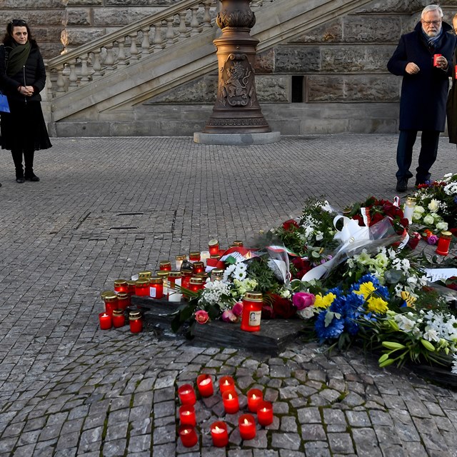 Pedseda Sentu Jaroslav Kubera (vpravo) a mstopedseda Sentu Ji Oberfalzer (druh zprava) 16. ledna 2020 zaplili svky u pamtnku Jana Palacha ped budovou Nrodnho muzea na Vclavskm nmst v Praze.