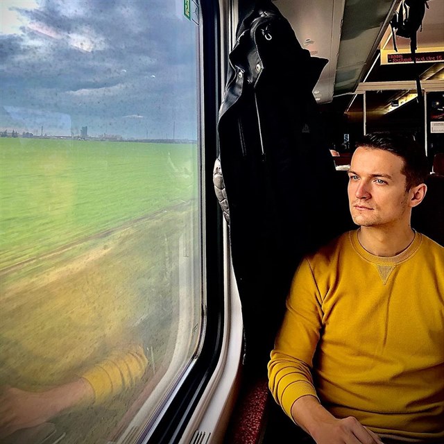 Modertor Viktor Vincze cestuje zsadn vlakem. A pod o tom mluv.