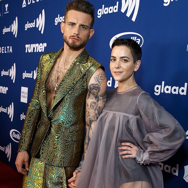 Nico Tortorella maj s manelkou Bethany rdi odvn kreace.