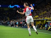 Tomá Souek slaví gól na stadionu Borussie Dortmund.