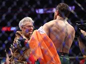 McGregor pijal gratulaci také od babiky poraeného zápasníka.