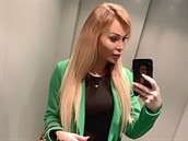 Eva Feuereislová má ráda plast a luxus. A selfie ve výtahu.