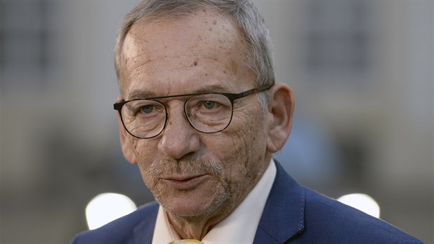 Pedseda Senátu Jaroslav Kubera (ODS) hovoí s novinái 14. ledna 2020 na...
