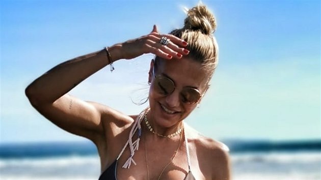 Dara Rolins se py�ní luxusní postavou.