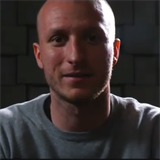 Krmenčíka v Belgii představili videem, na kterém útočník hraje šachy.