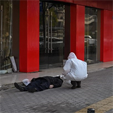Děsivá fotografie z Wu-chanu. Muž zemřel přímo na ulici, nepochybně následkem...
