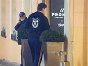 Timo Tolkki se vrací do svého hotelu.