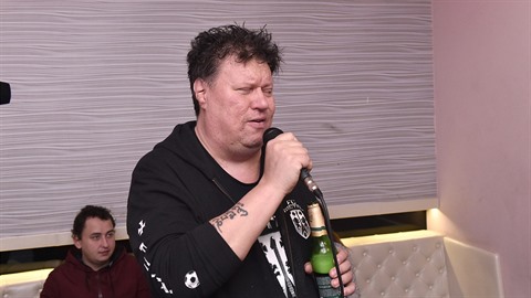 V karaoke baru na I.P. Pavlova pil pedevím pivo a bílý rum. Drinky si dokonce...