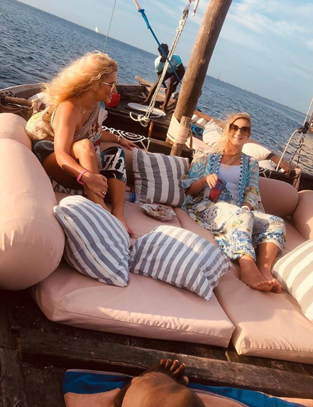 Dámská jízda Babišových: Monika s Vivien si na Zanzibaru užívají luxusu. Co  nám to připomíná? - Expres.cz