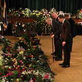 Prezident Miloš Zeman se klaní svému příteli Jaroslavu Kuberovi.
