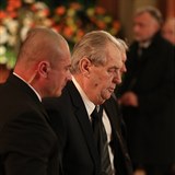 Prezident Miloš Zeman se klaní svému příteli Jaroslavu Kuberovi.