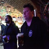 Timo Tolkki se svým kamarádem, českým bubeníkem, v pražském klubu Vagón.