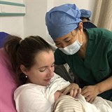 Přirozený porod byl pro Pekařovou v Číně splněný sen. Radost teď ovšem...