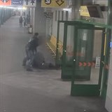 Svou bývalou přítelkyni napadl muž ve stanici metra Černý Most. Ženy se zastal...